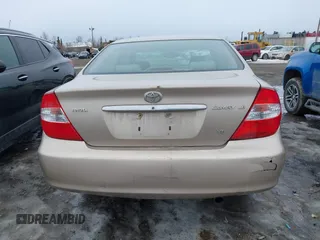 2002 Toyota Camry XLE z VIN 4T1BF32K42U533788, wystawiony jako IAAI lot #42024918 z przebiegiem 120 168 mil mil oraz . Historia ofert i sprzedaży dostępna na DreamBid. Obrazek 16.