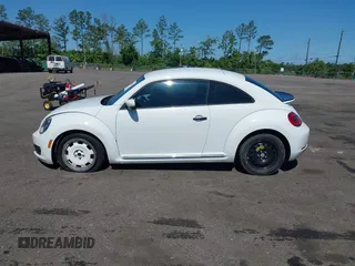 2015 Volkswagen Beetle Fleet Edition z VIN 3VWF17AT0FM655321, wystawiony jako IAAI lot #42386548 z przebiegiem 120 215 mil mil oraz . Historia ofert i sprzedaży dostępna na DreamBid. Obrazek 14.