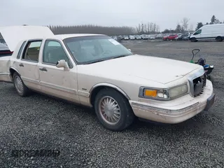 1996 Lincoln Town Car Cartier z VIN 1LNLM83WXTY652495, wystawiony jako IAAI lot #41538281 z przebiegiem 221 804 mil mil oraz . Historia ofert i sprzedaży dostępna na DreamBid. Obrazek 1.