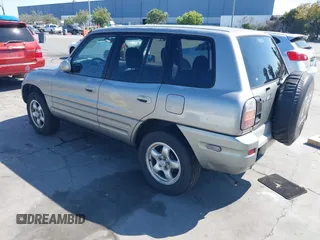 2000 Toyota RAV4 z VIN JT3GP10V5Y7065431, wystawiony jako IAAI lot #42639523 z przebiegiem 262 038 mil mil oraz . Historia ofert i sprzedaży dostępna na DreamBid. Obrazek 3.