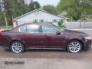 2009 Lincoln MKS z VIN 1LNHM93R09G612169, wystawiony jako IAAI lot #42126437 z przebiegiem 158 393 mil mil oraz . Historia ofert i sprzedaży dostępna na DreamBid. Obrazek 14.