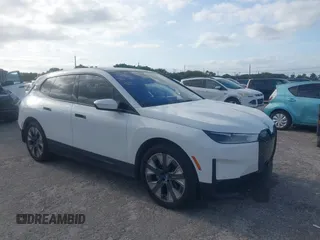 2025 BMW iX xDrive50 z VIN WB523CF03SCU06974, wystawiony jako IAAI lot #42039951 z przebiegiem 4 252 mil mil oraz . Historia ofert i sprzedaży dostępna na DreamBid. Obrazek 1.
