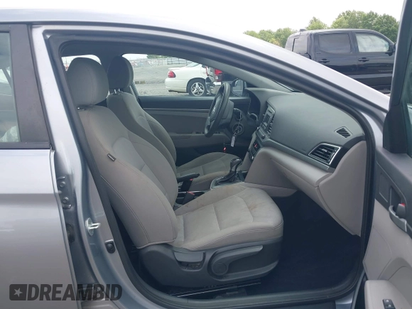 2017 Hyundai Elantra SE z VIN 5NPD74LF1HH105861, wystawiony jako IAAI lot #42120757 z przebiegiem 91 818 mil mil oraz . Historia ofert i sprzedaży dostępna na DreamBid. Obrazek 5.