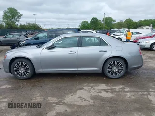2014 Chrysler 300 S z VIN 2C3CCAGG1EH161994, wystawiony jako IAAI lot #42311014 z przebiegiem 168 002 mil mil oraz . Historia ofert i sprzedaży dostępna na DreamBid. Obrazek 15.