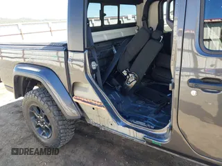 2023 Jeep Gladiator Sport S z VIN 1C6HJTAG2PL575276, wystawiony jako IAAI lot #42056473 z przebiegiem 17 043 mil mil oraz . Historia ofert i sprzedaży dostępna na DreamBid. Obrazek 6.