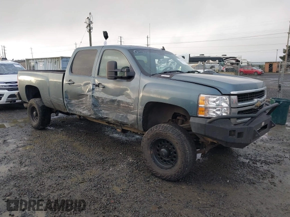 2010 Chevrolet Silverado 3500HD z VIN 1GC4K1B64AF108669, wystawiony jako IAAI lot #41289721 z przebiegiem 206 448 mil mil oraz . Historia ofert i sprzedaży dostępna na DreamBid. Obrazek 1.