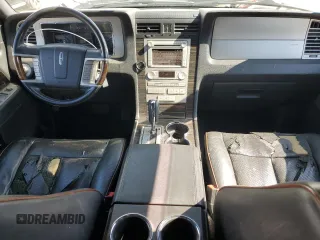 2008 Lincoln Navigator z VIN 5LMFL28538LJ10296, wystawiony jako Copart lot #60555325 z przebiegiem 225 462 mil mil oraz Czysty tytuł • Clean title. Historia ofert i sprzedaży dostępna na DreamBid. Obrazek 8.