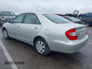 2002 Toyota Camry LE z VIN JTDBE32K220022434, wystawiony jako IAAI lot #42194752 z przebiegiem 168 955 mil mil oraz . Historia ofert i sprzedaży dostępna na DreamBid. Obrazek 3.