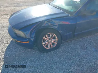 2007 Ford Mustang Deluxe with VIN 1ZVFT80N575315401, listed as a IAAI auction lot 41698515 with 157,141 mi miles. Bid and sale history available at carsss.com. Image 6.