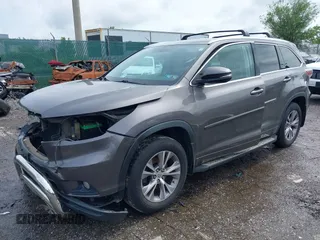 2014 Toyota Highlander XLE z VIN 5TDJKRFH6ES006521, wystawiony jako IAAI lot #42289374 z przebiegiem 62 916 mil mil oraz . Historia ofert i sprzedaży dostępna na DreamBid. Obrazek 2.