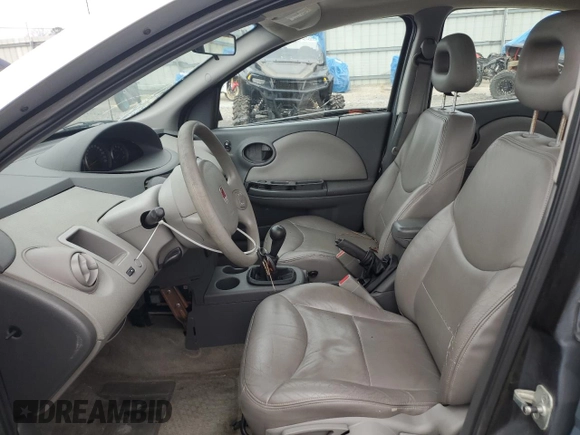 2003 Saturn ION ION 2 z VIN 1G8AZ52F23Z164837, wystawiony jako Copart lot #44031565 z przebiegiem 208 795 mil mil oraz Szkody całkowita. Historia ofert i sprzedaży dostępna na DreamBid. Obrazek 7.