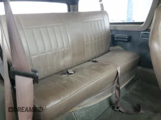 1996 Ford Bronco XL z VIN 1FMEU15N0TLB63427, wystawiony jako Copart lot #82779084 z przebiegiem 175 679 mil mil oraz Szkoda całkowita • Salvage title. Historia ofert i sprzedaży dostępna na DreamBid. Obrazek 11.