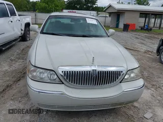 2004 Lincoln Town Car Ultimate z VIN 1LNHM83W64Y683461, wystawiony jako IAAI lot #42393678 z przebiegiem 145 841 mil mil oraz . Historia ofert i sprzedaży dostępna na DreamBid. Obrazek 6.