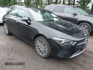 2025 Mercedes-Benz CLA 250 z VIN W1K5J4GB3SN509206, wystawiony jako IAAI lot #42513858 z przebiegiem 29 003 mil mil oraz . Historia ofert i sprzedaży dostępna na DreamBid. Obrazek 1.