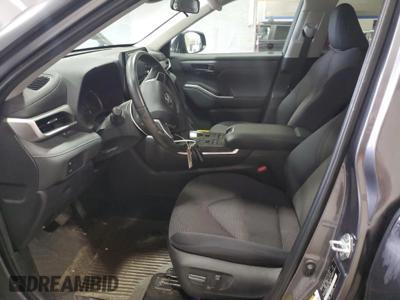 2022 Toyota Highlander LE z VIN 5TDBZRBH8NS596792, wystawiony jako Copart lot #56416845 z przebiegiem 40 761 mil mil oraz Szkoda całkowita • Salvage title. Historia ofert i sprzedaży dostępna na DreamBid. Obrazek 7.