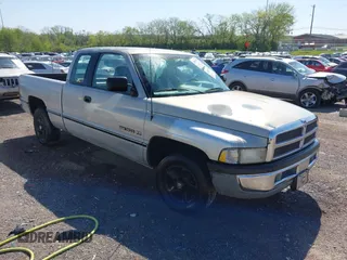1996 Dodge 1500 z VIN 3B7HC13Y3TG157426, wystawiony jako IAAI lot #42007340 z przebiegiem 138 351 mil mil oraz . Historia ofert i sprzedaży dostępna na DreamBid. Obrazek 1.