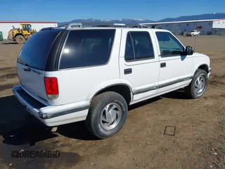 1995 Chevrolet Blazer z VIN 1GNDT13W0S2140739, wystawiony jako IAAI lot #42064301 z przebiegiem 128 901 mil mil oraz . Historia ofert i sprzedaży dostępna na DreamBid. Obrazek 4.