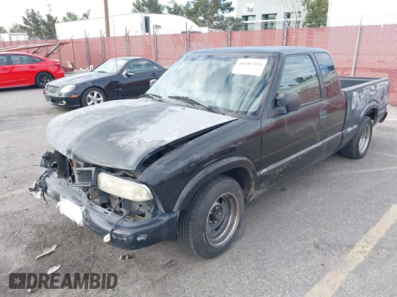 2000 Chevrolet S-10 LS with VIN 1GCCS19W2Y8170281, listed as a IAAI auction lot 41687414 with 186,332 mi miles. Bid and sale history available at carsss.com. Image 2.