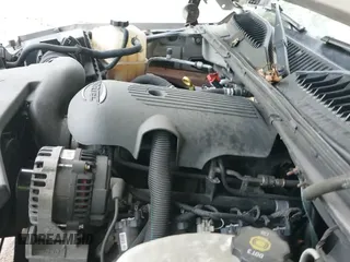 2005 Chevrolet Tahoe LS z VIN 1GNEK13T45J167997, wystawiony jako IAAI lot #42298160 z przebiegiem 142 981 mil mil oraz . Historia ofert i sprzedaży dostępna na DreamBid. Obrazek 19.