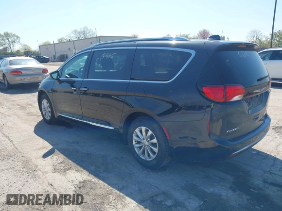 2018 Chrysler Pacifica Touring L z VIN 2C4RC1BG6JR253880, wystawiony jako IAAI lot #42115375 z przebiegiem 98 551 mil mil oraz . Historia ofert i sprzedaży dostępna na DreamBid. Obrazek 3.