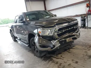 2020 Ram 1500 Big Horn z VIN 1C6SRFBT4LN345748, wystawiony jako IAAI lot #42252784 z przebiegiem 38 261 mil mil oraz . Historia ofert i sprzedaży dostępna na DreamBid. Obrazek 1.