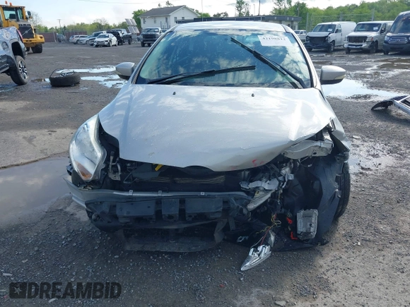 2012 Ford Focus SE z VIN 1FAHP3K27CL241013, wystawiony jako IAAI lot #42198812 z przebiegiem 121 888 mil mil oraz . Historia ofert i sprzedaży dostępna na DreamBid. Obrazek 6.