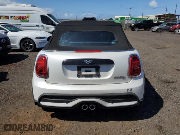 2024 MINI Convertible Cooper S z VIN WMW43DL08R3S00631, wystawiony jako Copart lot #49013325 z przebiegiem 13 760 mil mil oraz Czysty tytuł • Clean title. Historia ofert i sprzedaży dostępna na DreamBid. Obrazek 6.