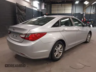 2013 Hyundai Sonata GLS z VIN 5NPEB4ACXDH620718, wystawiony jako IAAI lot #42450301 z przebiegiem 164 170 mil mil oraz . Historia ofert i sprzedaży dostępna na DreamBid. Obrazek 4.