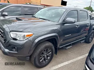 2023 Toyota Tacoma SR5 z VIN 3TMAZ5CN2PM196688, wystawiony jako Copart lot #58993285 z przebiegiem 4331 mil mil oraz Szkody całkowita. Historia ofert i sprzedaży dostępna na DreamBid. Obrazek 2.