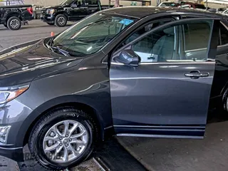 2020 Chevrolet Equinox LT z VIN 2GNAXJEV5L6232400, wystawiony jako IAAI lot #42575814 z przebiegiem 110 520 mil mil oraz . Historia ofert i sprzedaży dostępna na DreamBid. Obrazek 24.