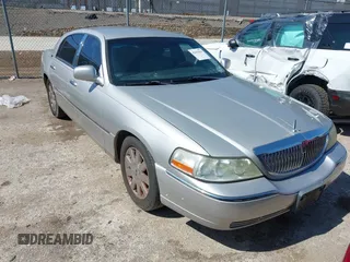 2005 Lincoln Town Car Signature Limited z VIN 1LNHM82W65Y644453, wystawiony jako IAAI lot #42425042 z przebiegiem 105 732 mil mil oraz . Historia ofert i sprzedaży dostępna na DreamBid. Obrazek 1.