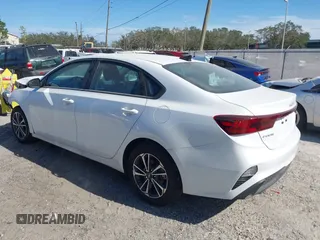 2024 Kia Forte LXS z VIN 3KPF24AD8RE794263, wystawiony jako IAAI lot #40550643 z przebiegiem 10 318 mil mil oraz . Historia ofert i sprzedaży dostępna na DreamBid. Obrazek 3.