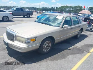 1996 Lincoln Town Car Signature z VIN 1LNLM82W7TY604597, wystawiony jako IAAI lot #42524442 z przebiegiem 245 728 mil mil oraz . Historia ofert i sprzedaży dostępna na DreamBid. Obrazek 2.
