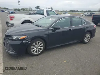 2018 Toyota Camry LE z VIN 4T1B11HK7JU618326, wystawiony jako Copart lot #57063855 z przebiegiem 165 309 mil mil oraz Czysty tytuł • Clean title. Historia ofert i sprzedaży dostępna na DreamBid. Obrazek 1.