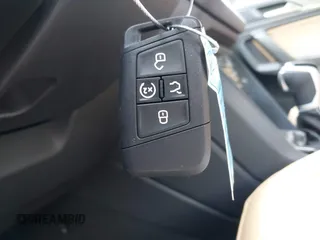 2024 Volkswagen Tiguan SE z VIN 3VV3B7AX8RM192033, wystawiony jako IAAI lot #41568271 z przebiegiem 2 851 mil mil oraz . Historia ofert i sprzedaży dostępna na DreamBid. Obrazek 11.