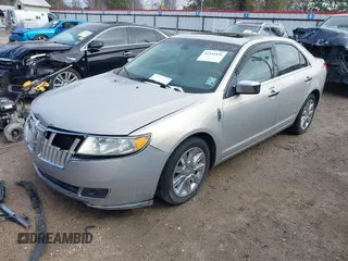 2010 Lincoln MKZ z VIN 3LNHL2GC5AR605750, wystawiony jako IAAI lot #41542836 z przebiegiem 146 347 mil mil oraz . Historia ofert i sprzedaży dostępna na DreamBid. Obrazek 2.