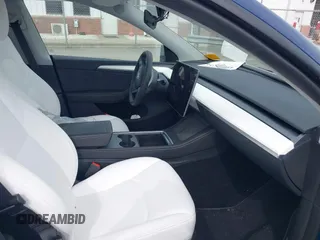 2024 Tesla Model Y Long Range z VIN 7SAYGDEE9RA244657, wystawiony jako IAAI lot #41694621 z przebiegiem 12 991 mil mil oraz . Historia ofert i sprzedaży dostępna na DreamBid. Obrazek 5.