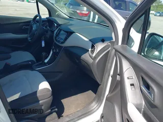 2022 Chevrolet Trax LS z VIN KL7CJNSM5NB544459, wystawiony jako IAAI lot #41995429 z przebiegiem 54 609 mil mil oraz . Historia ofert i sprzedaży dostępna na DreamBid. Obrazek 5.