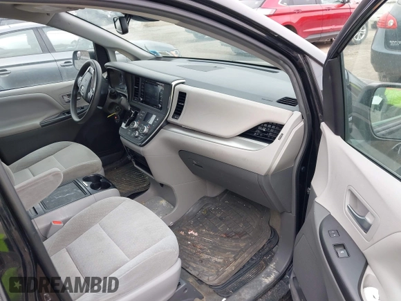 2018 Toyota Sienna LE Auto Access Seat with VIN 5TDKZ3DC8JS929730, listed as a IAAI auction lot 41898547 with 88,043 mi miles. Bid and sale history available at carsss.com. Image 5.