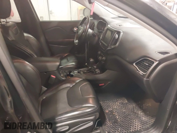 2020 Jeep Cherokee Trailhawk z VIN 1C4PJMBX4LD507364, wystawiony jako IAAI lot #41202333 z przebiegiem 90 000 mil mil oraz . Historia ofert i sprzedaży dostępna na DreamBid. Obrazek 5.