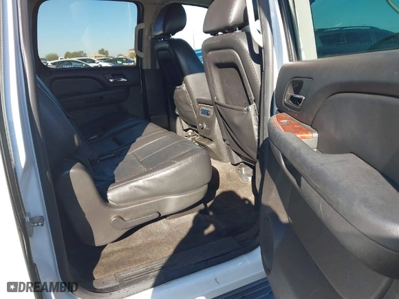 2014 Chevrolet Suburban LT with VIN 1GNSKJE75ER212434, listed as a IAAI auction lot 41681972 with 381,890 mi miles. Bid and sale history available at carsss.com. Image 8.