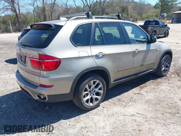 2011 BMW X5 35i z VIN 5UXZV4C57BL415565, wystawiony jako IAAI lot #41864490 z przebiegiem 176 458 mil mil oraz . Historia ofert i sprzedaży dostępna na DreamBid. Obrazek 4.
