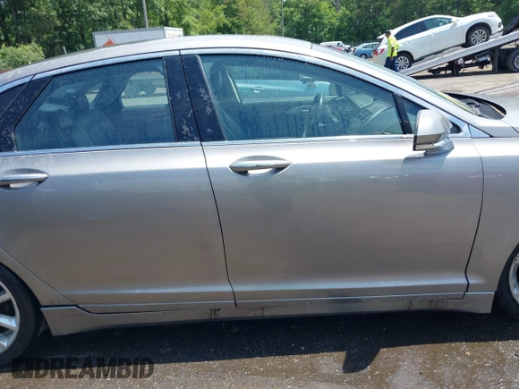 2016 Lincoln MKZ z VIN 3LN6L2J97GR617086, wystawiony jako IAAI lot #42446924 z przebiegiem 107 591 mil mil oraz . Historia ofert i sprzedaży dostępna na DreamBid. Obrazek 13.