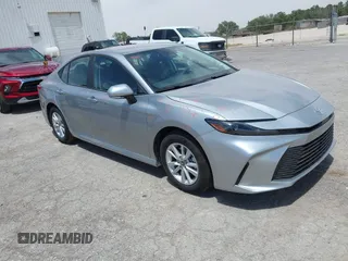 2025 Toyota Camry LE z VIN 4T1DAACKXSU137360, wystawiony jako IAAI lot #42245564 z przebiegiem 1 247 mil mil oraz . Historia ofert i sprzedaży dostępna na DreamBid. Obrazek 1.