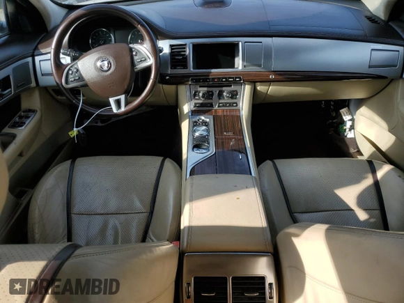 2015 Jaguar XF Portfolio z VIN SAJWJ0FF1F8U55504, wystawiony jako Copart lot #85742414 z przebiegiem Nie podano mil oraz Czysty tytuł • Clean title. Historia ofert i sprzedaży dostępna na DreamBid. Obrazek 8.