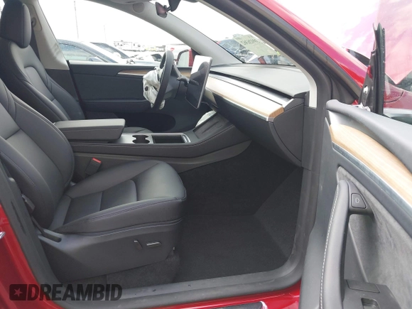2024 Tesla Model Y Long Range with VIN 7SAYGDEE8RA283983, listed as a IAAI auction lot 39926362 with 1,999 mi miles. Bid and sale history available at carsss.com. Image 5.