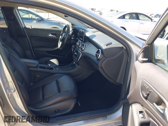 2015 Mercedes-Benz GLA 250 z VIN WDCTG4GB8FJ033607, wystawiony jako IAAI lot #41871488 z przebiegiem 53 161 mil mil oraz . Historia ofert i sprzedaży dostępna na DreamBid. Obrazek 5.