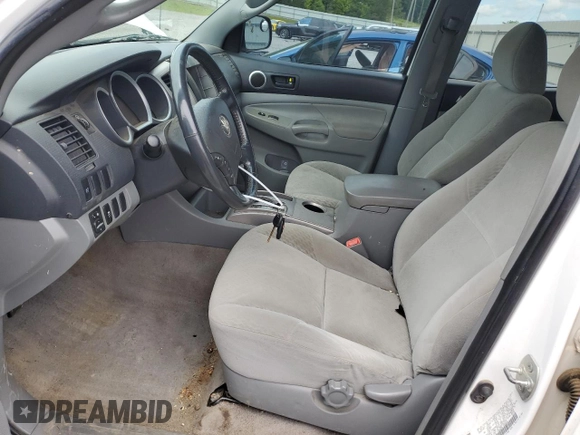 2011 Toyota Tacoma PreRunner z VIN 3TMJU4GN1BM124215, wystawiony jako Copart lot #55755385 z przebiegiem 153 806 mil mil oraz Czysty tytuł • Clean title. Historia ofert i sprzedaży dostępna na DreamBid. Obrazek 7.
