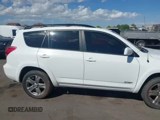 2008 Toyota RAV4 Sport z VIN JTMZK32V186011898, wystawiony jako IAAI lot #40380953 z przebiegiem 212 371 mil mil oraz . Historia ofert i sprzedaży dostępna na DreamBid. Obrazek 13.