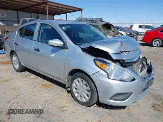 2016 Nissan Versa S z VIN 3N1CN7AP8GL882134, wystawiony jako IAAI lot #41719307 z przebiegiem 99 807 mil mil oraz . Historia ofert i sprzedaży dostępna na DreamBid. Obrazek 1.